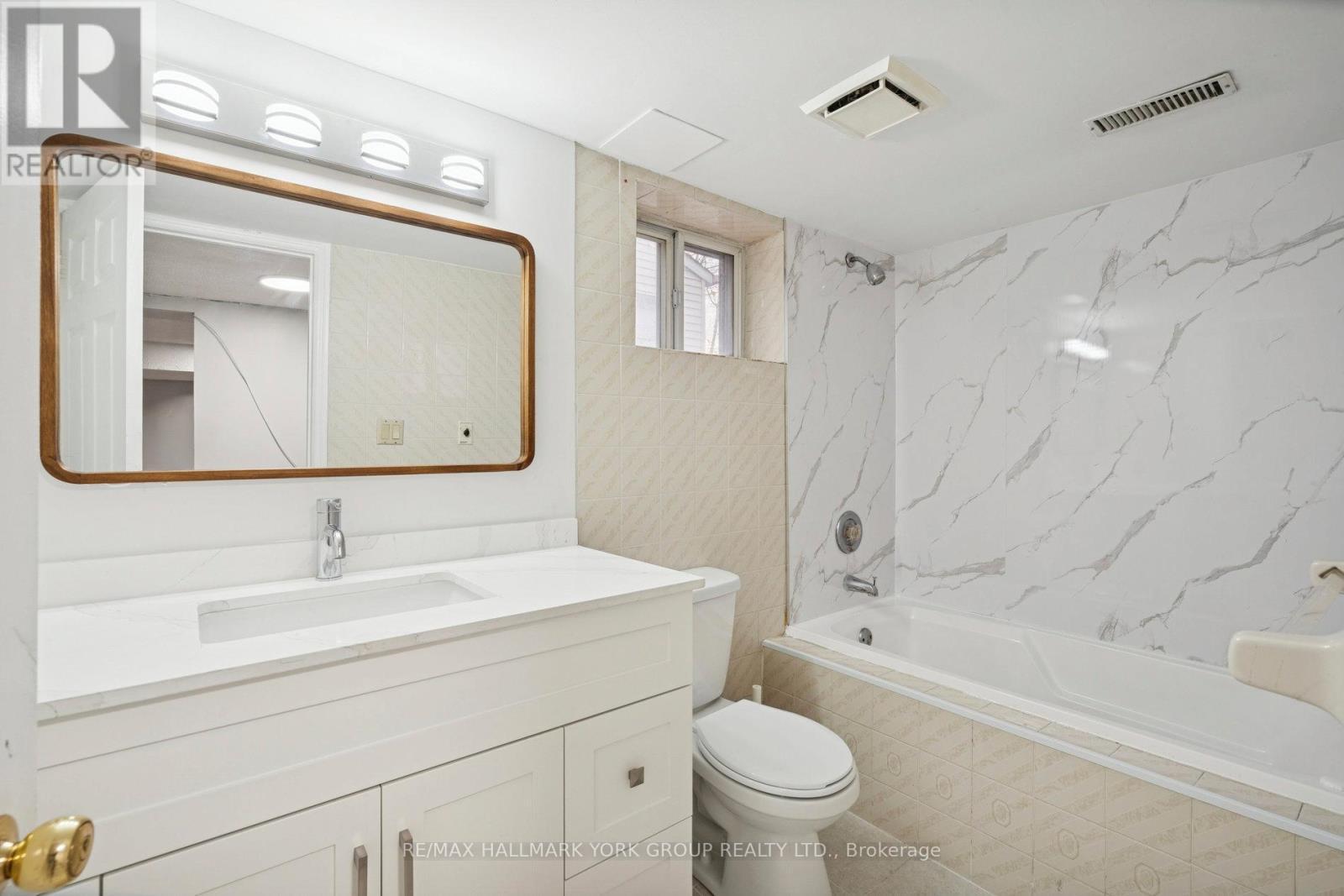 211 Maplehurst Avenue, Toronto, ON - Indoor Photo Showing Bathroom