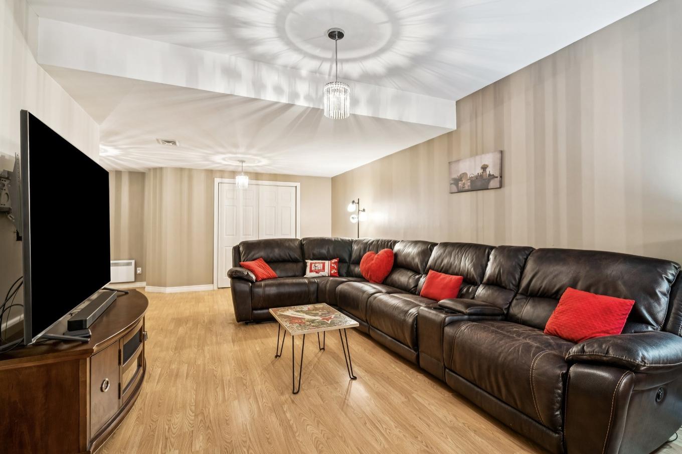 Salle familiale - 1637 Rue Étienne-Bisaillon, Chambly, QC