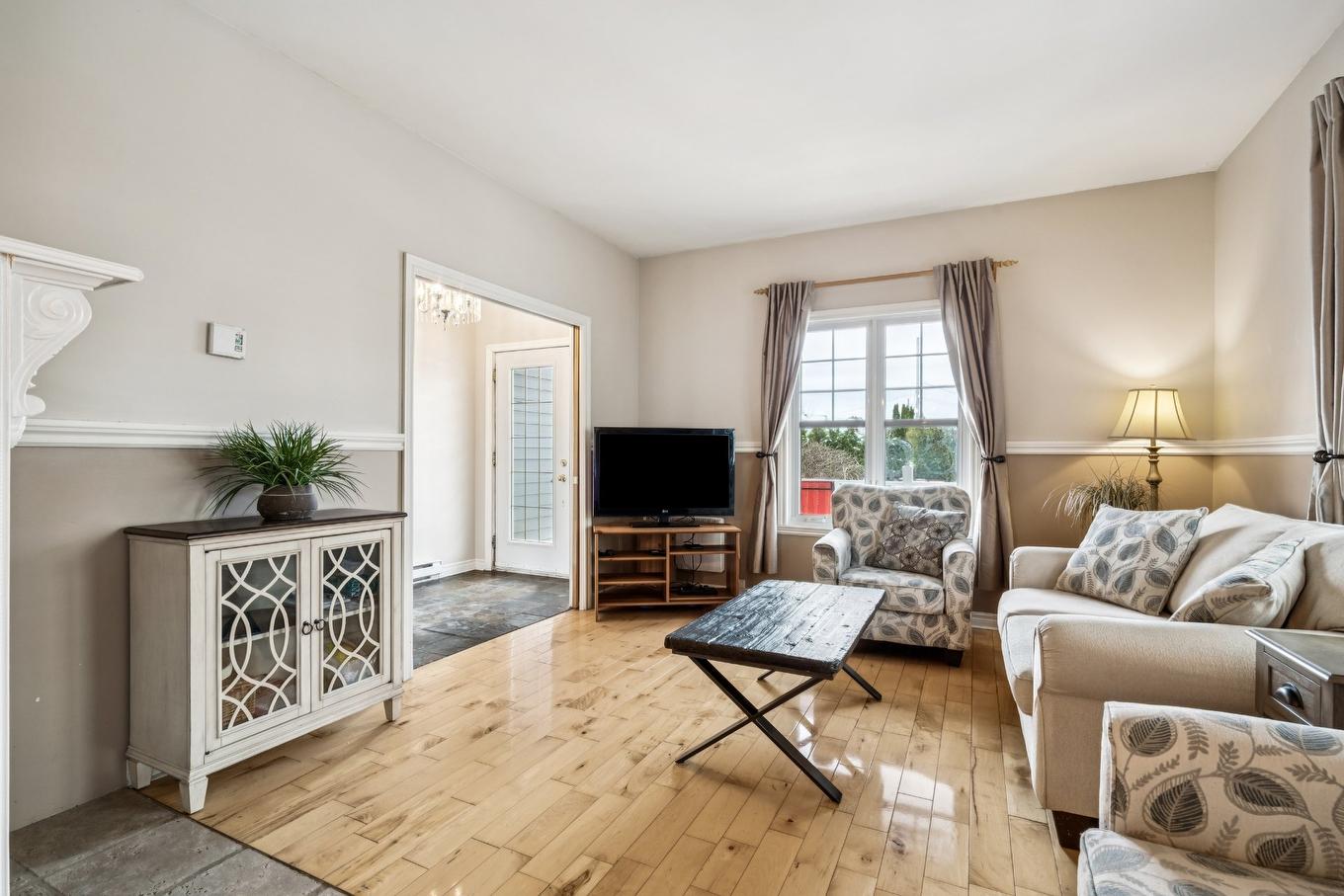 Salon - 1637 Rue Étienne-Bisaillon, Chambly, QC