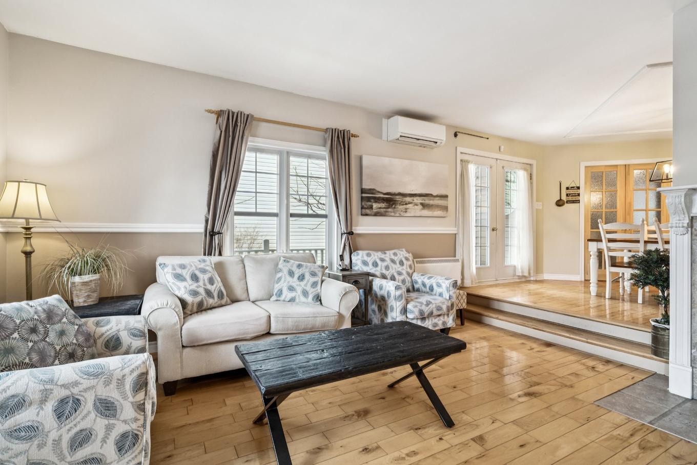 Salon - 1637 Rue Étienne-Bisaillon, Chambly, QC