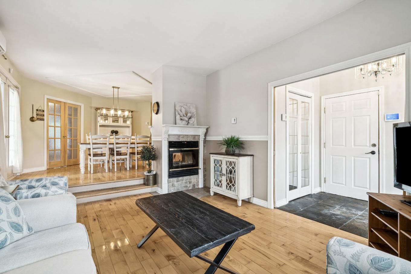 Salon - 1637 Rue Étienne-Bisaillon, Chambly, QC