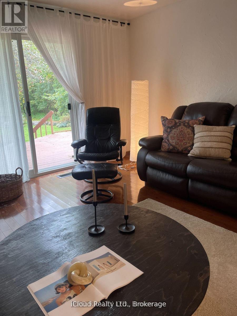 11 Maple Lane, Caledon, ON - Indoor Photo Showing Living Room