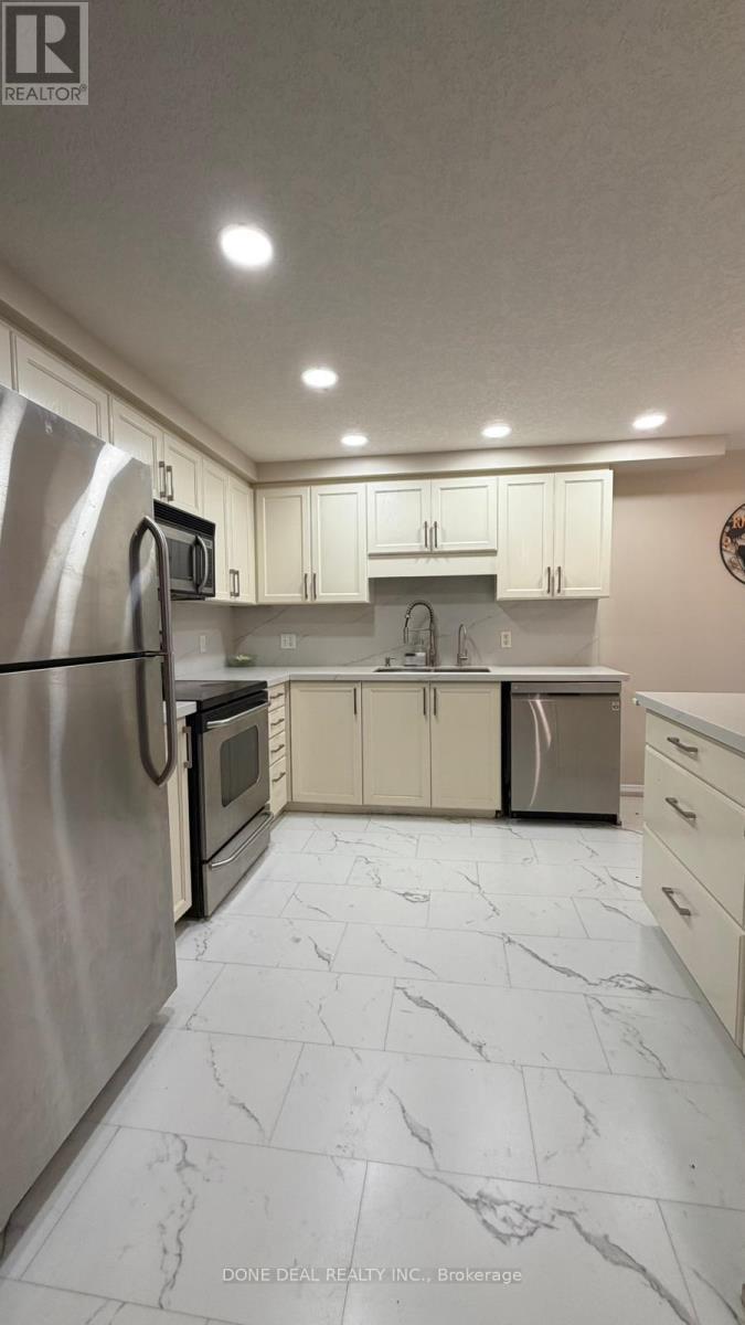 528 Virginia Creeper Street, Waterloo, ON - Indoor Photo Showing Kitchen