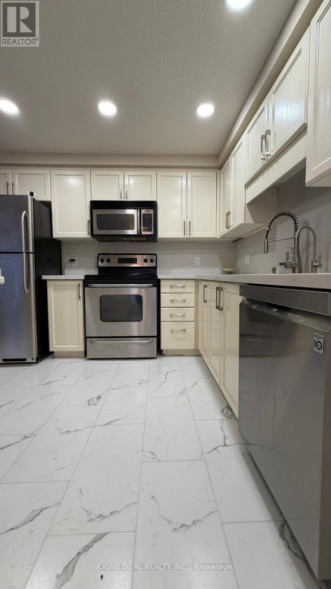 528 Virginia Creeper Street, Waterloo, ON - Indoor Photo Showing Kitchen