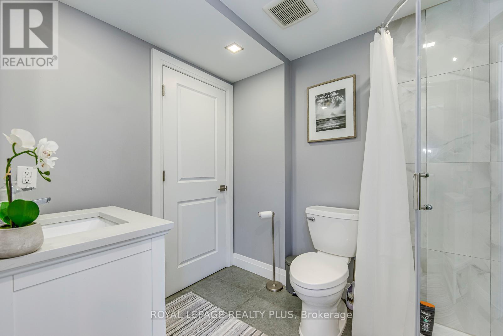 247 Robert Street, Hamilton, ON - Indoor Photo Showing Bathroom