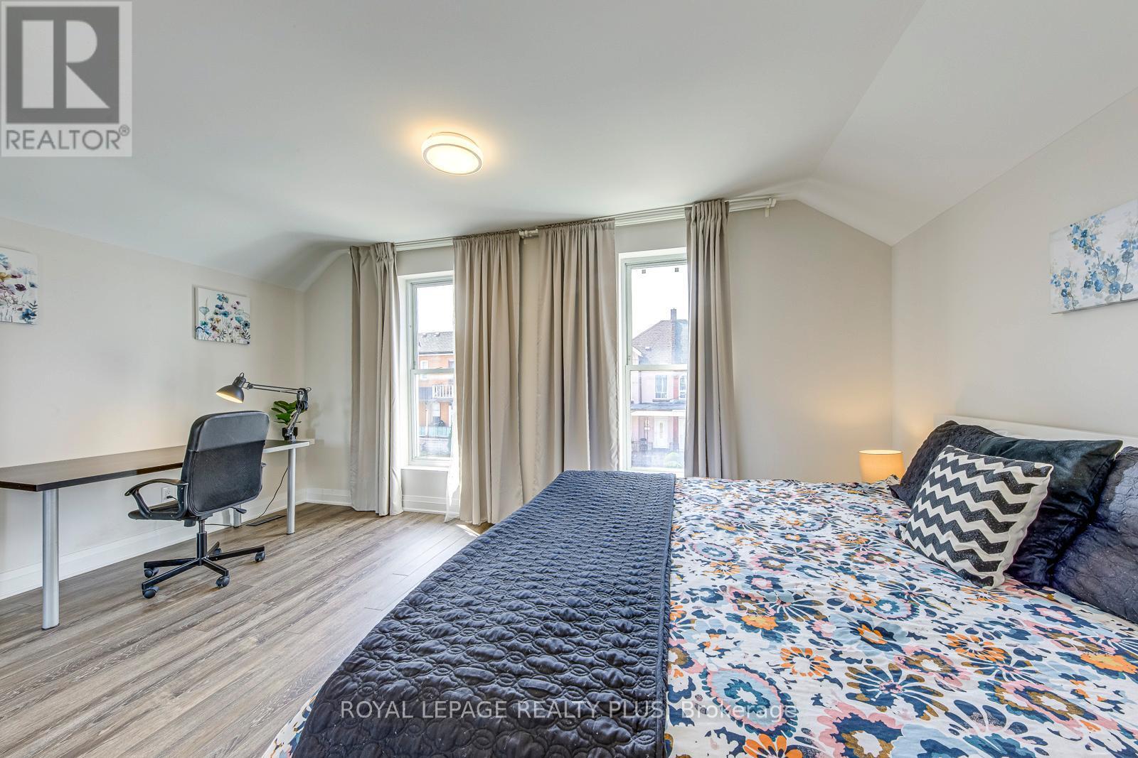 247 Robert Street, Hamilton, ON - Indoor Photo Showing Bedroom