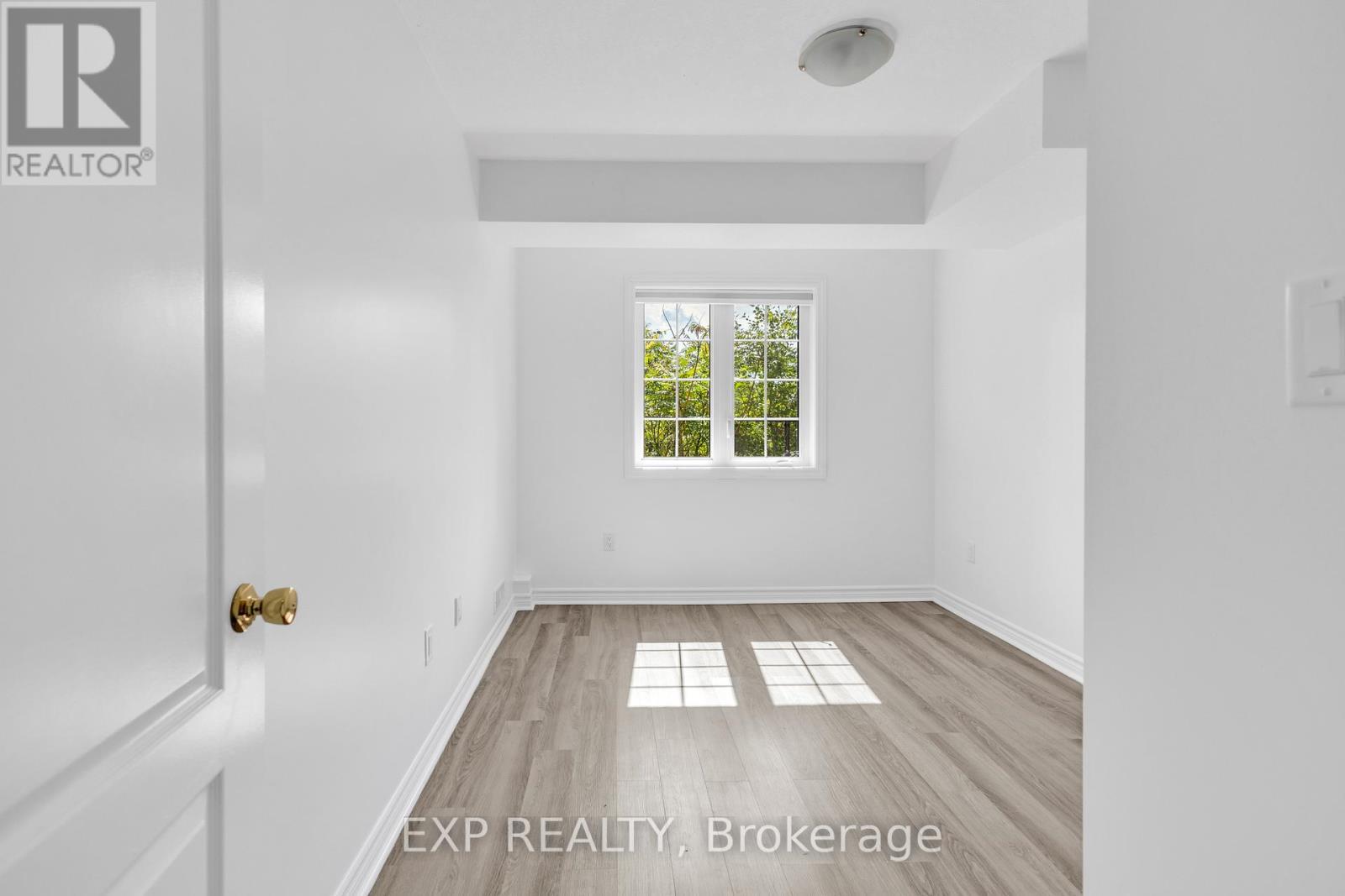 UNSTAGED 2ND BEDROOM - 103 - 5 Cityview Drive S, Guelph, ON - Indoor Photo Showing Other Room