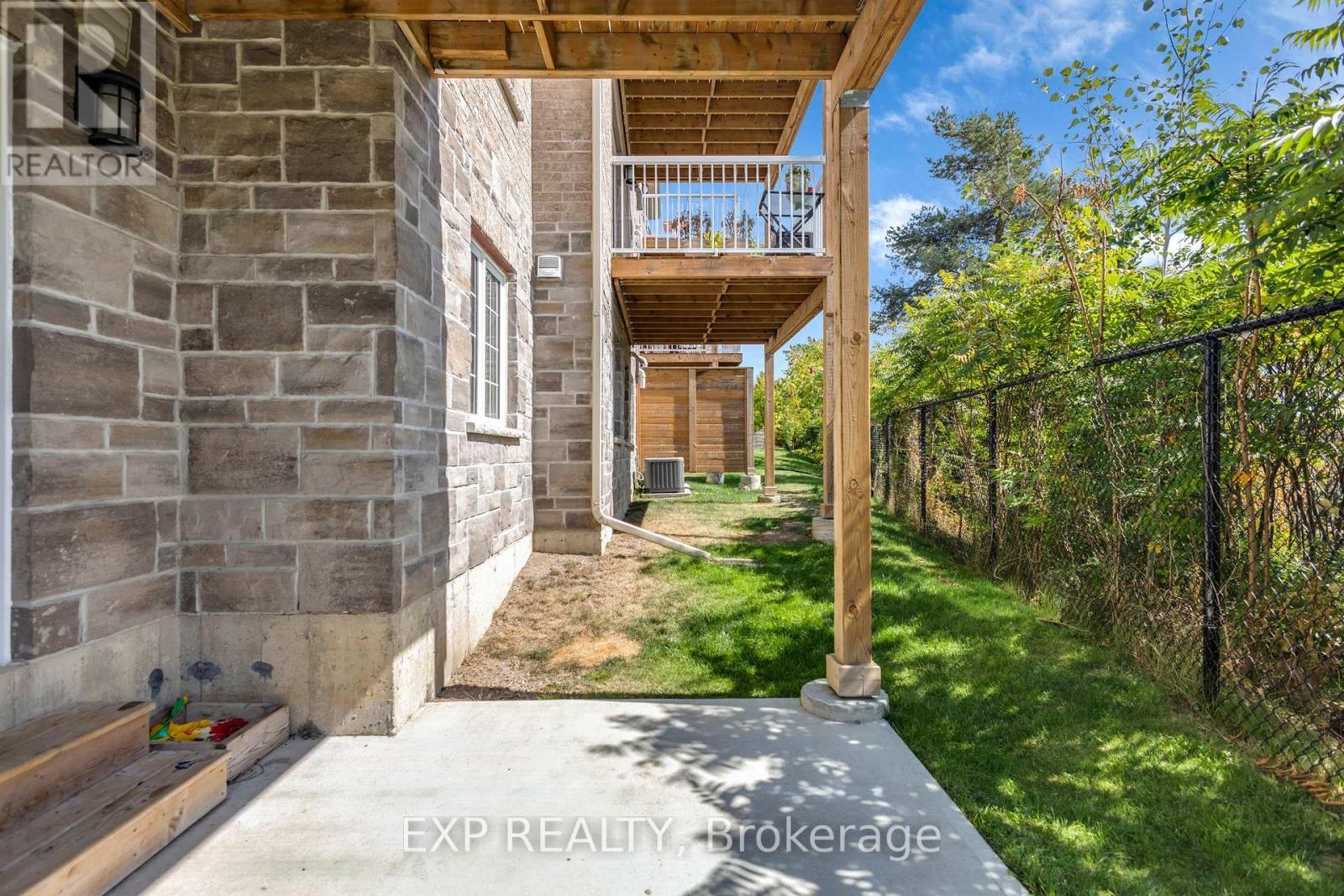 PORCH - 103 - 5 Cityview Drive S, Guelph, ON - Outdoor