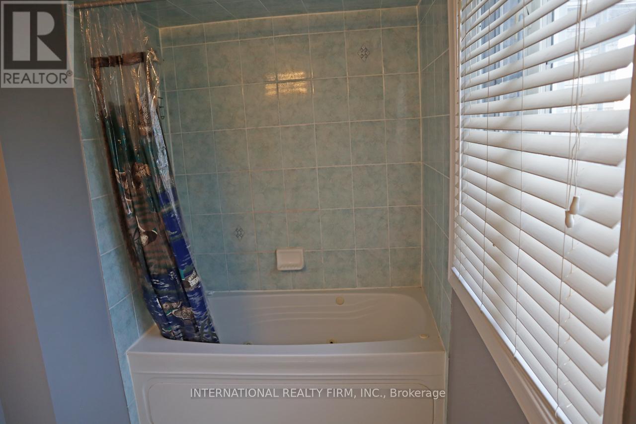 340 Flagstone Way, Newmarket, ON - Indoor Photo Showing Bathroom