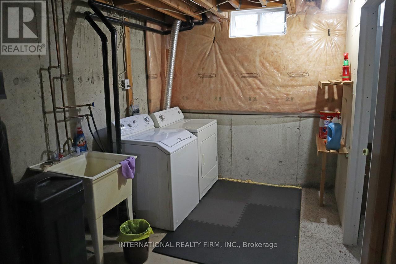 340 Flagstone Way, Newmarket, ON - Indoor Photo Showing Laundry Room