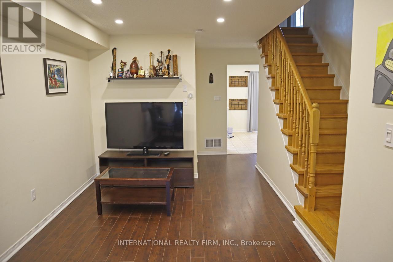 340 Flagstone Way, Newmarket, ON - Indoor Photo Showing Other Room