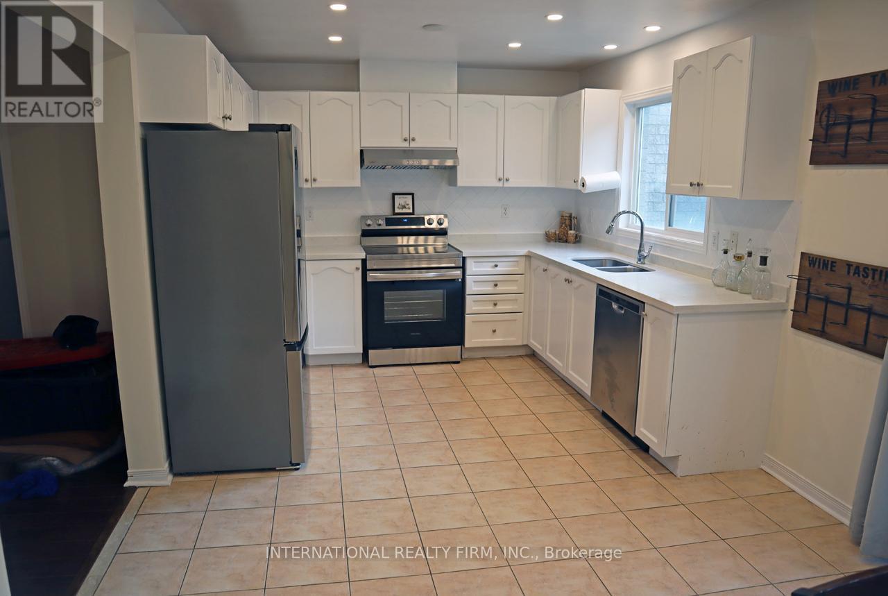 340 Flagstone Way, Newmarket, ON - Indoor Photo Showing Kitchen With Stainless Steel Kitchen With Double Sink