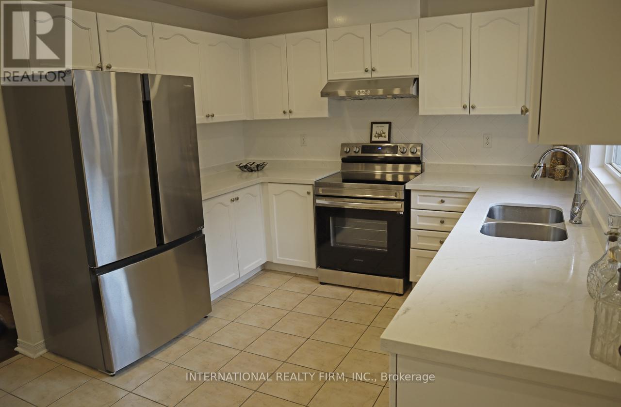 340 Flagstone Way, Newmarket, ON - Indoor Photo Showing Kitchen With Stainless Steel Kitchen With Double Sink