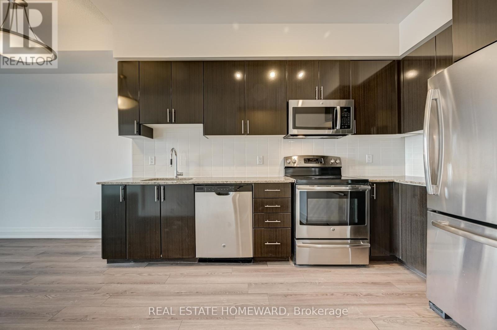 402 - 7165 Yonge Street, Markham, ON - Indoor Photo Showing Kitchen
