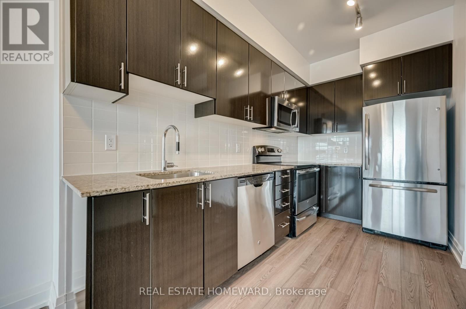 402 - 7165 Yonge Street, Markham, ON - Indoor Photo Showing Kitchen With Upgraded Kitchen