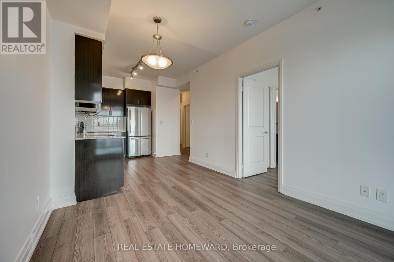 402 - 7165 Yonge Street, Markham, ON - Indoor Photo Showing Kitchen
