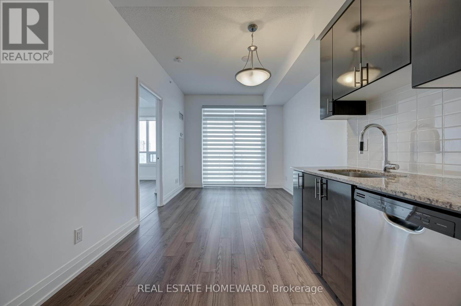 402 - 7165 Yonge Street, Markham, ON - Indoor Photo Showing Kitchen