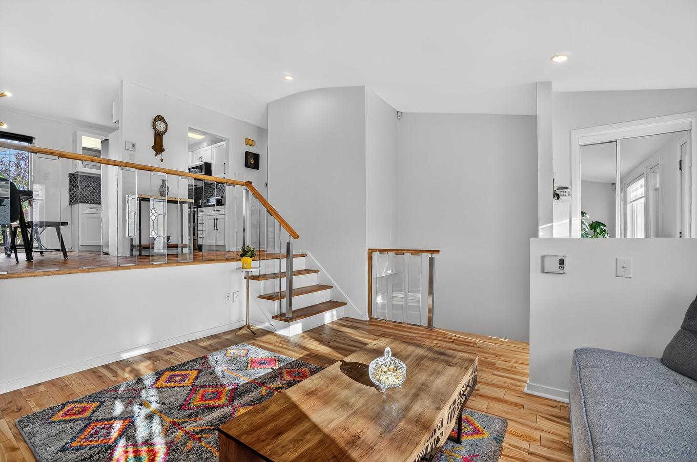 Salon - 790 Rue Sara, Laval (Fabreville), QC - Indoor