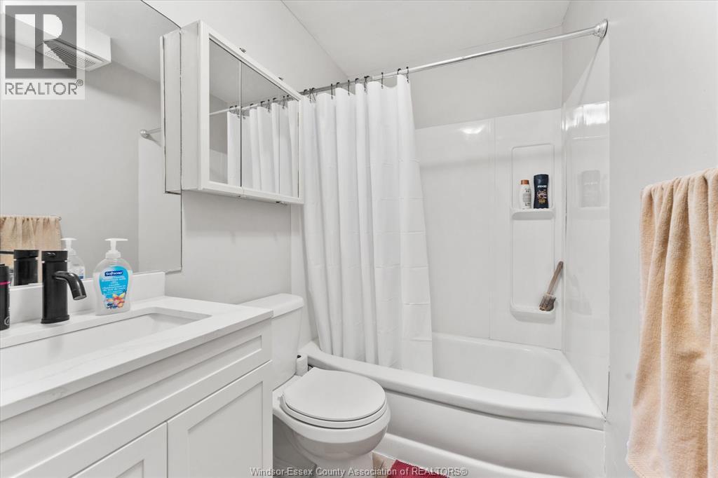 127 Talbot Street North Unit# 3, Essex, ON - Indoor Photo Showing Bathroom