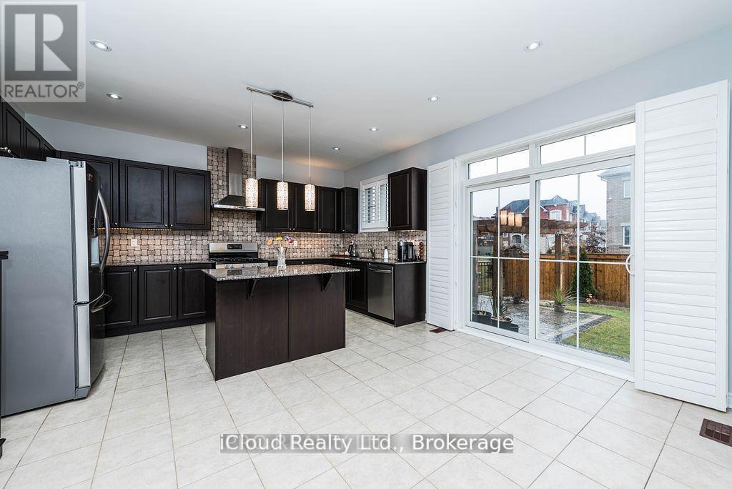 27 Tysonville Circle, Brampton, ON - Indoor Photo Showing Kitchen With Upgraded Kitchen