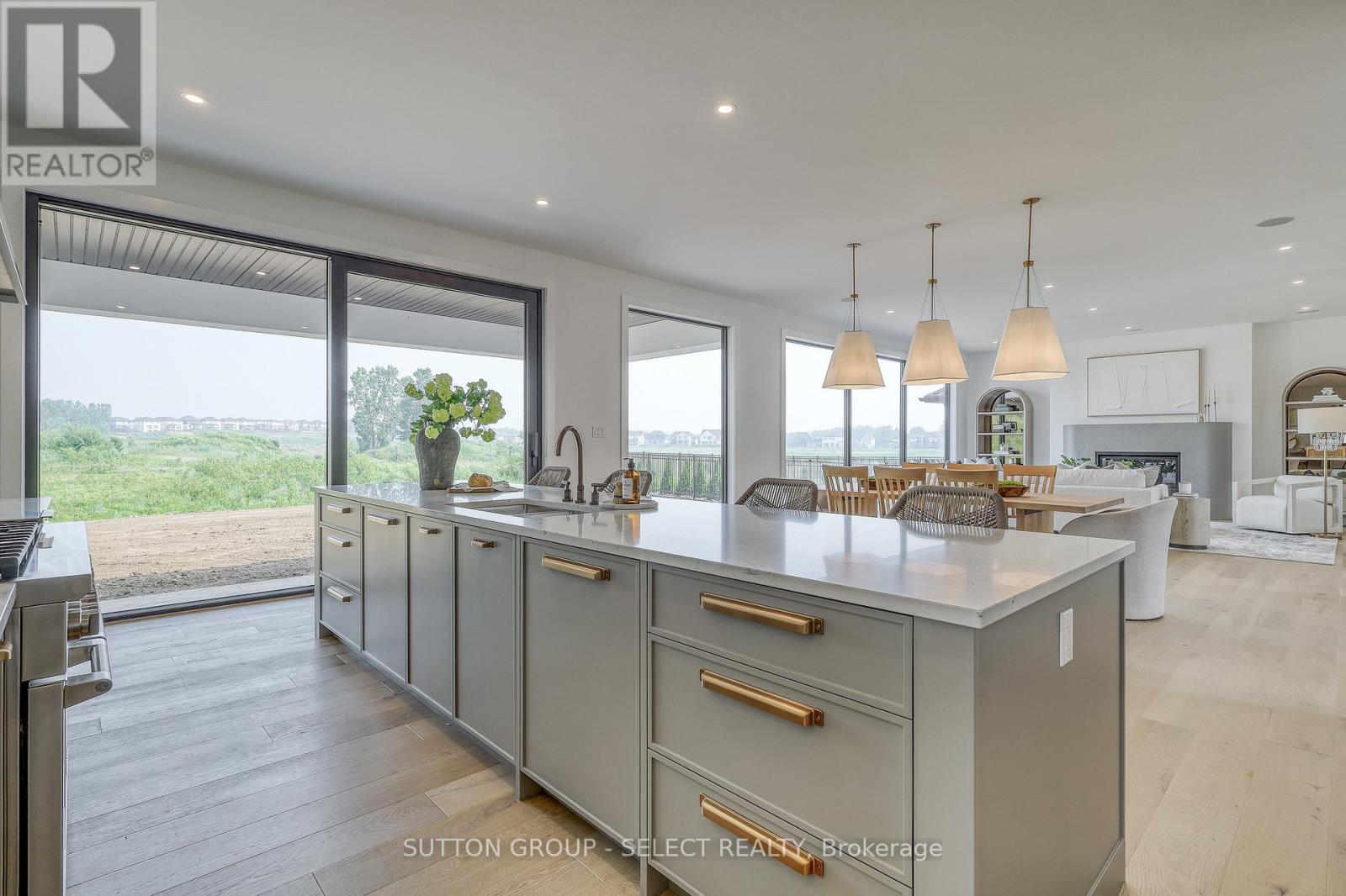 169 Edgewater Boulevard, Middlesex Centre (Kilworth), ON - Indoor Photo Showing Kitchen With Upgraded Kitchen