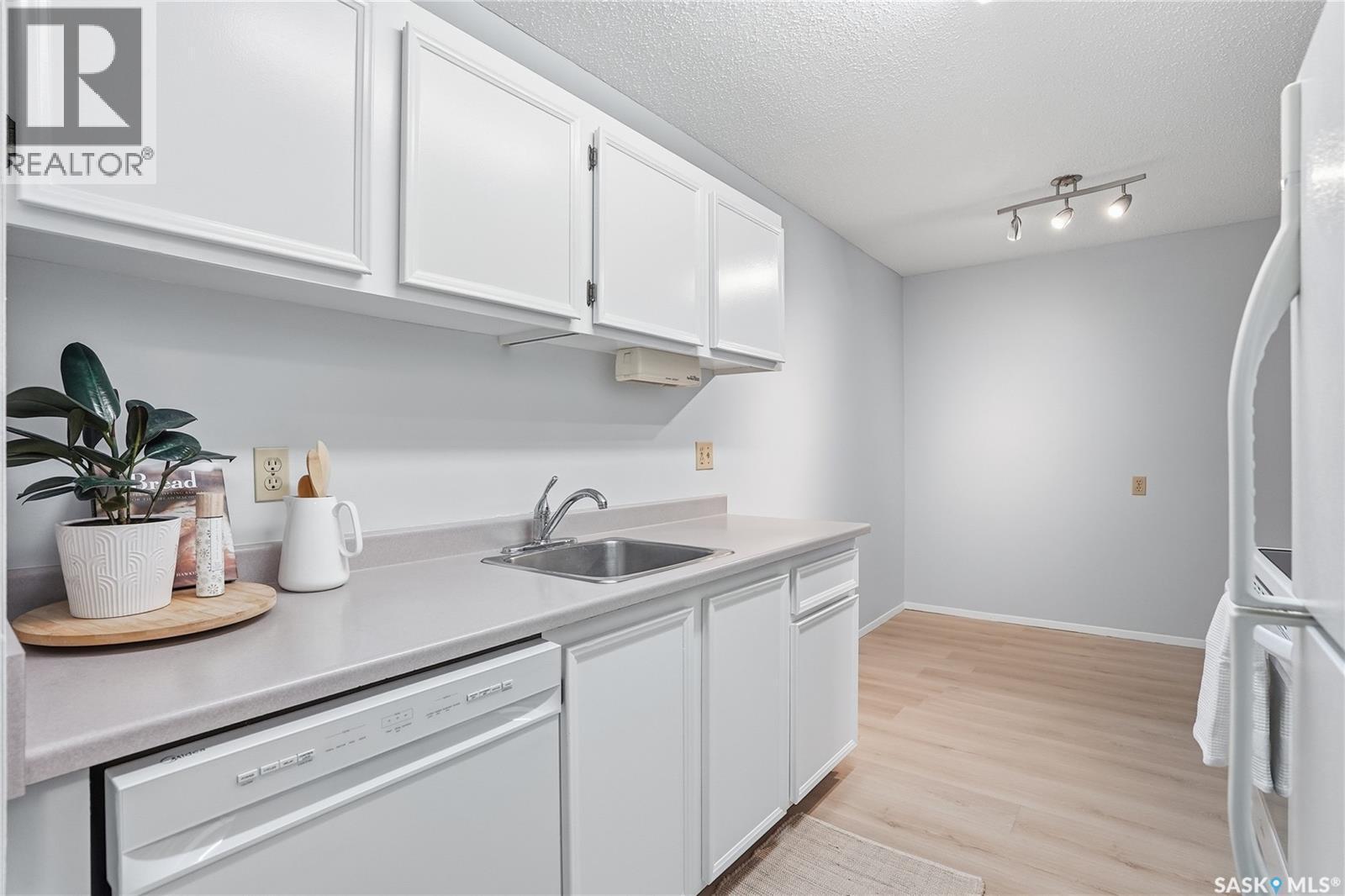 105B 4040 8Th Street E, Saskatoon, SK - Indoor Photo Showing Kitchen