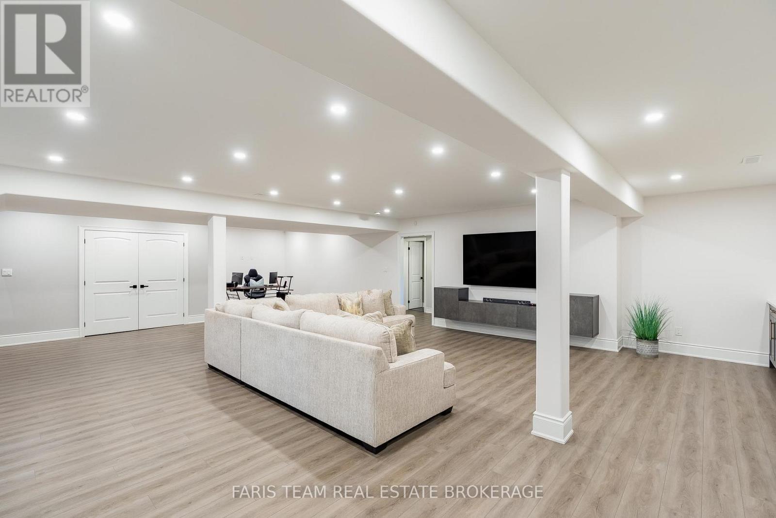 9 Byers Street, Springwater, ON - Indoor Photo Showing Other Room