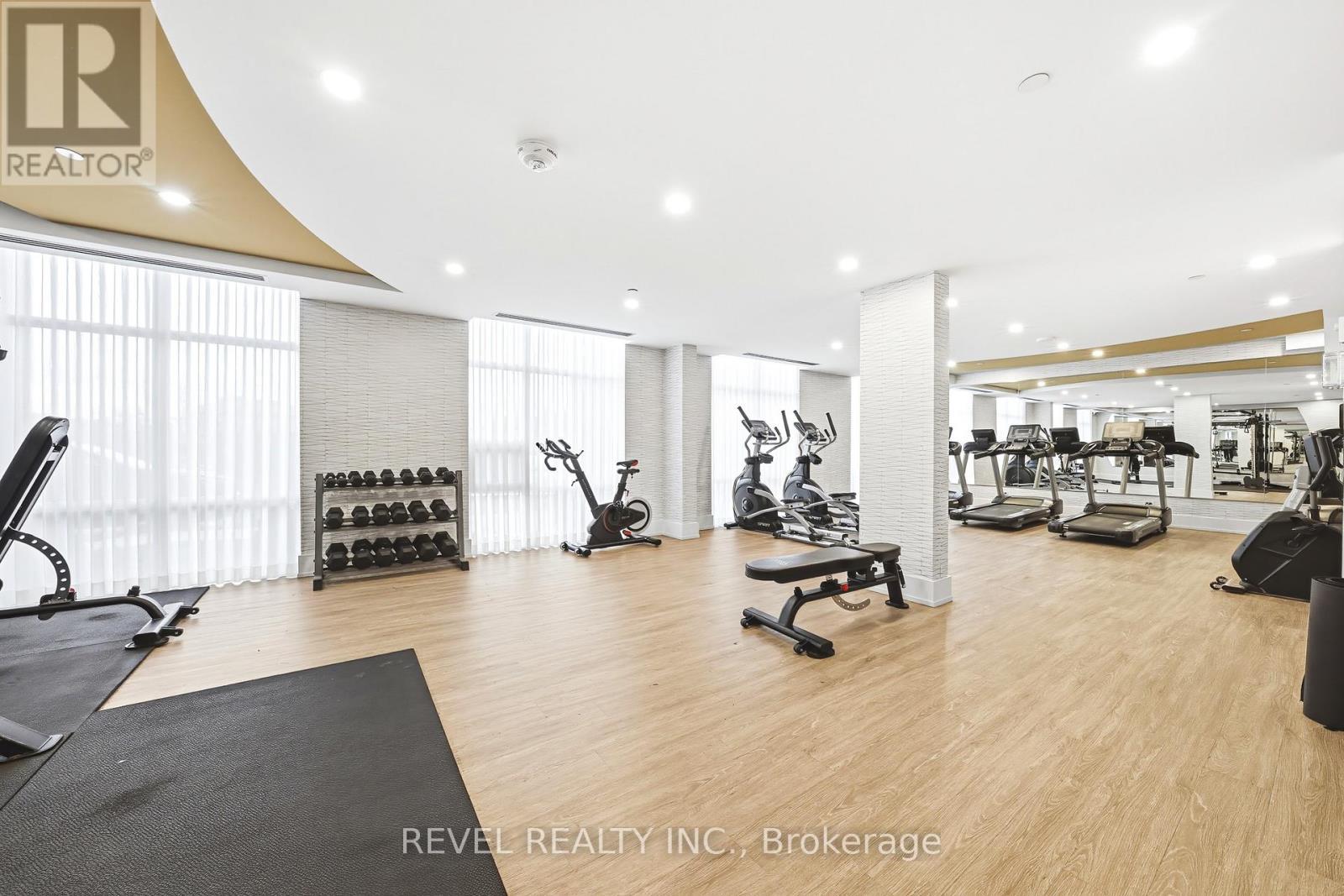 Gym located on main floor - 613 - 470 Dundas Street E, Hamilton, ON - Indoor Photo Showing Gym Room