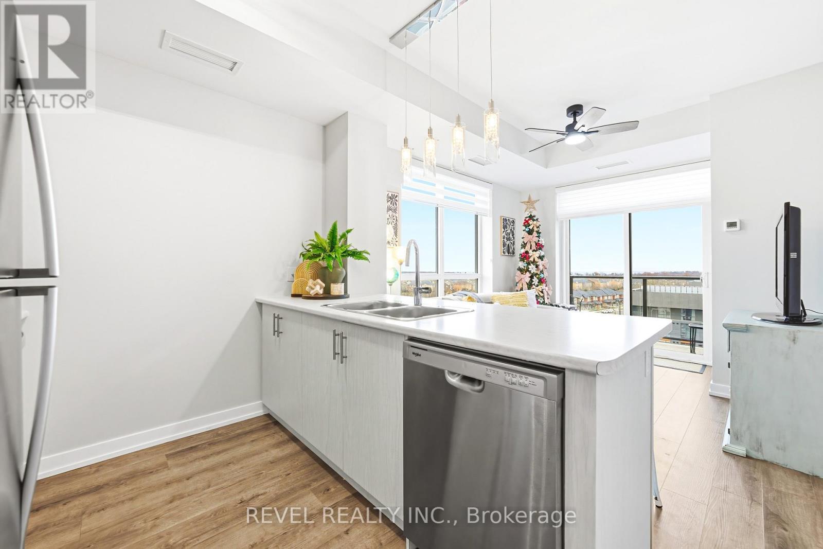 613 - 470 Dundas Street E, Hamilton, ON - Indoor Photo Showing Kitchen With Double Sink