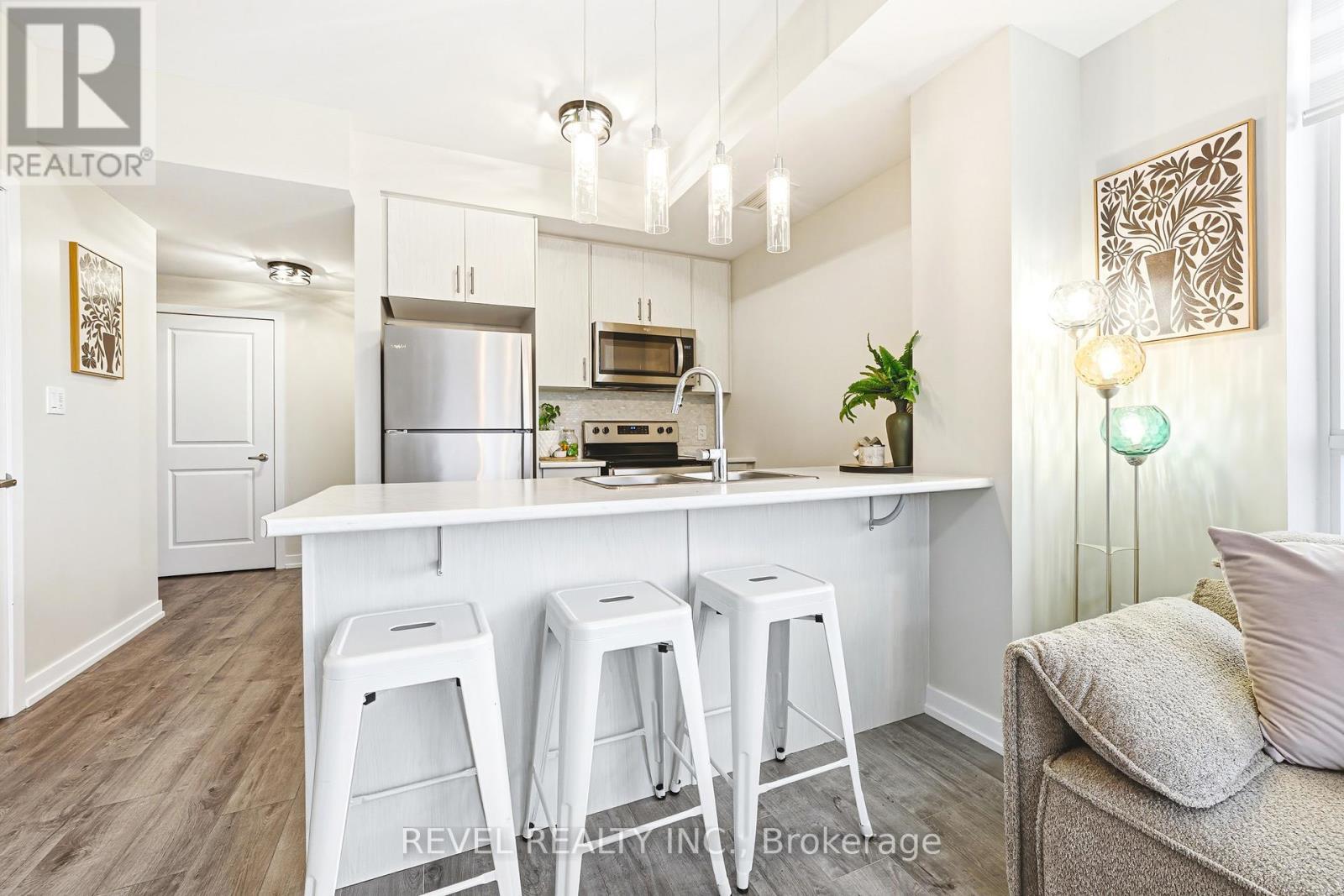 Kitchen + Breakfast Bar - 613 - 470 Dundas Street E, Hamilton, ON - Indoor Photo Showing Kitchen