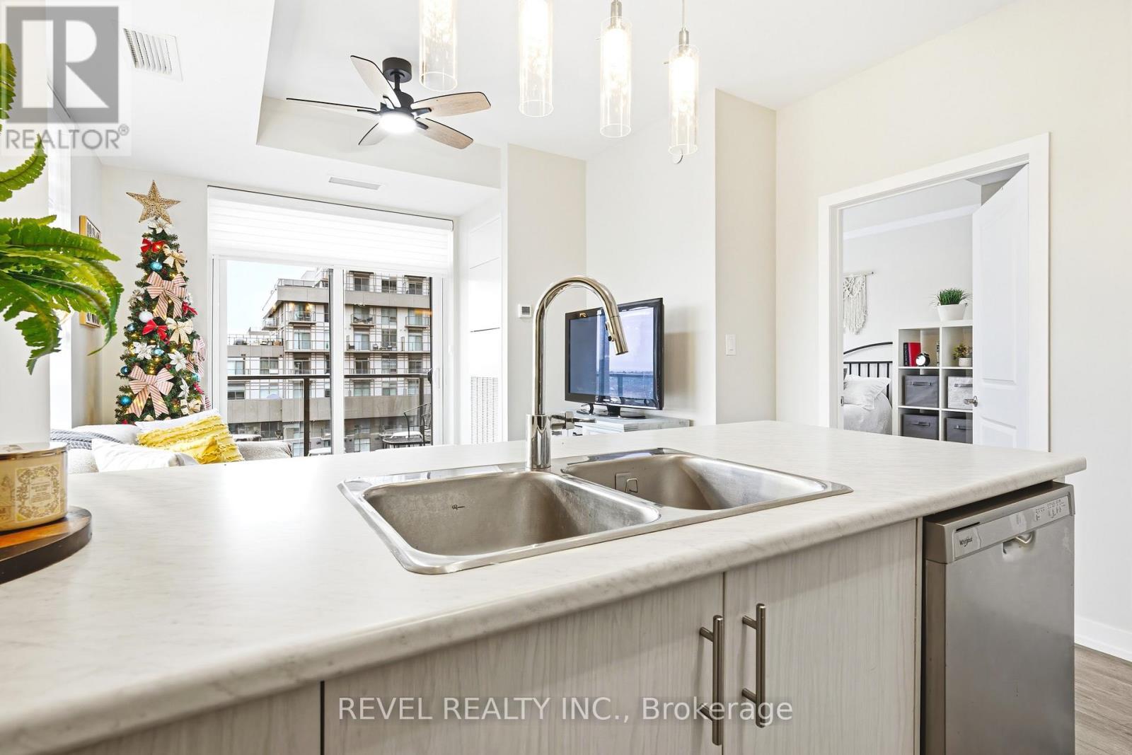 Open Concept Kitchen Fam - 613 - 470 Dundas Street E, Hamilton, ON - Indoor Photo Showing Kitchen With Double Sink