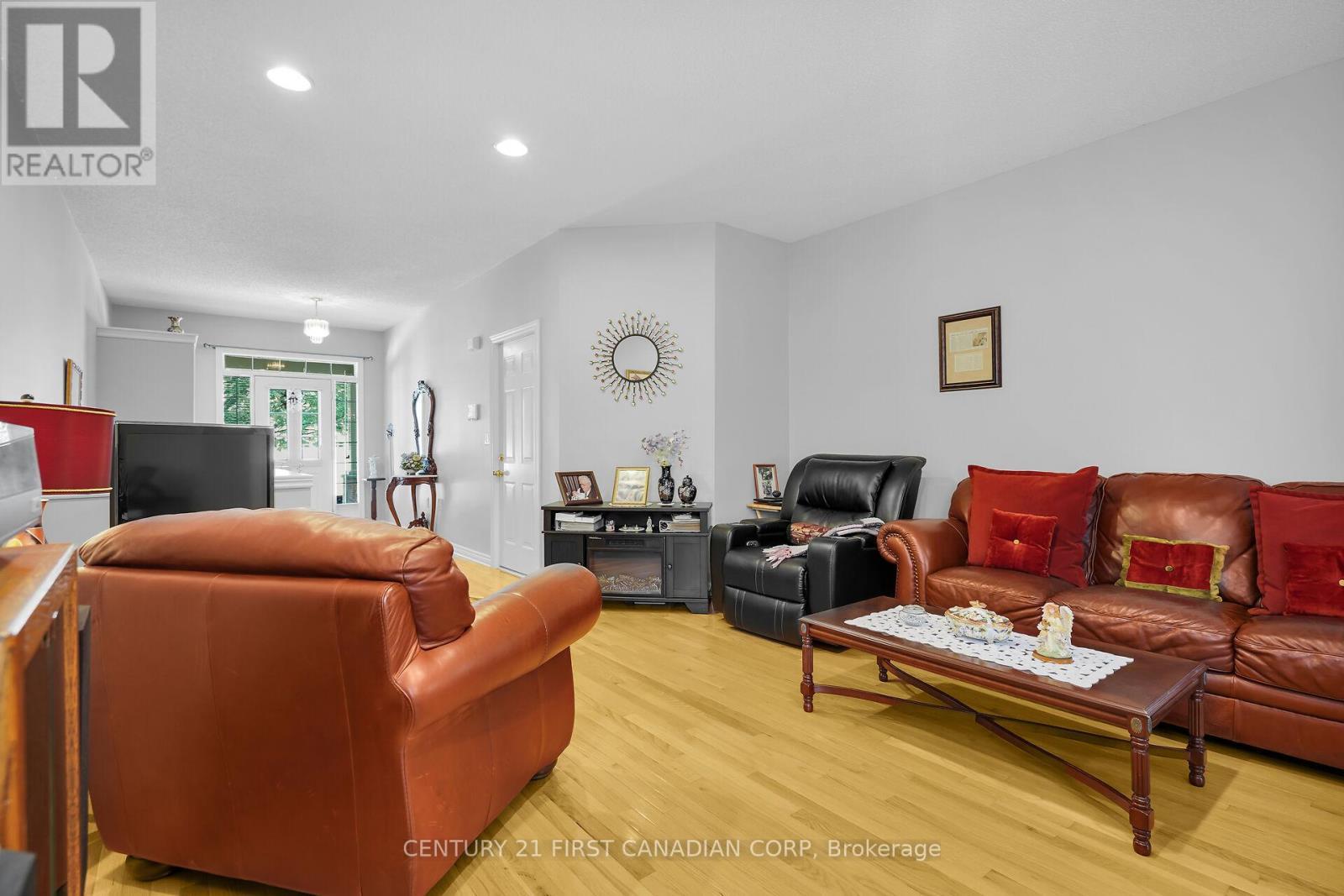 153 - 2025 Meadowgate Boulevard, London South (South U), ON - Indoor Photo Showing Living Room