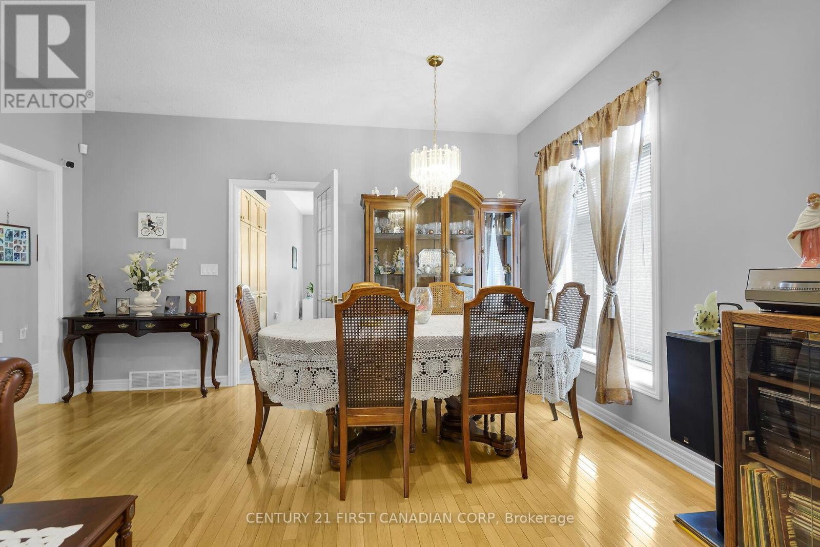 153 - 2025 Meadowgate Boulevard, London South (South U), ON - Indoor Photo Showing Dining Room