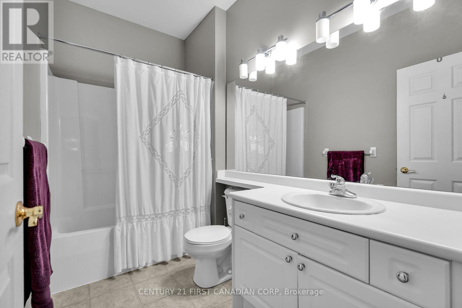 153 - 2025 Meadowgate Boulevard, London South (South U), ON - Indoor Photo Showing Bathroom