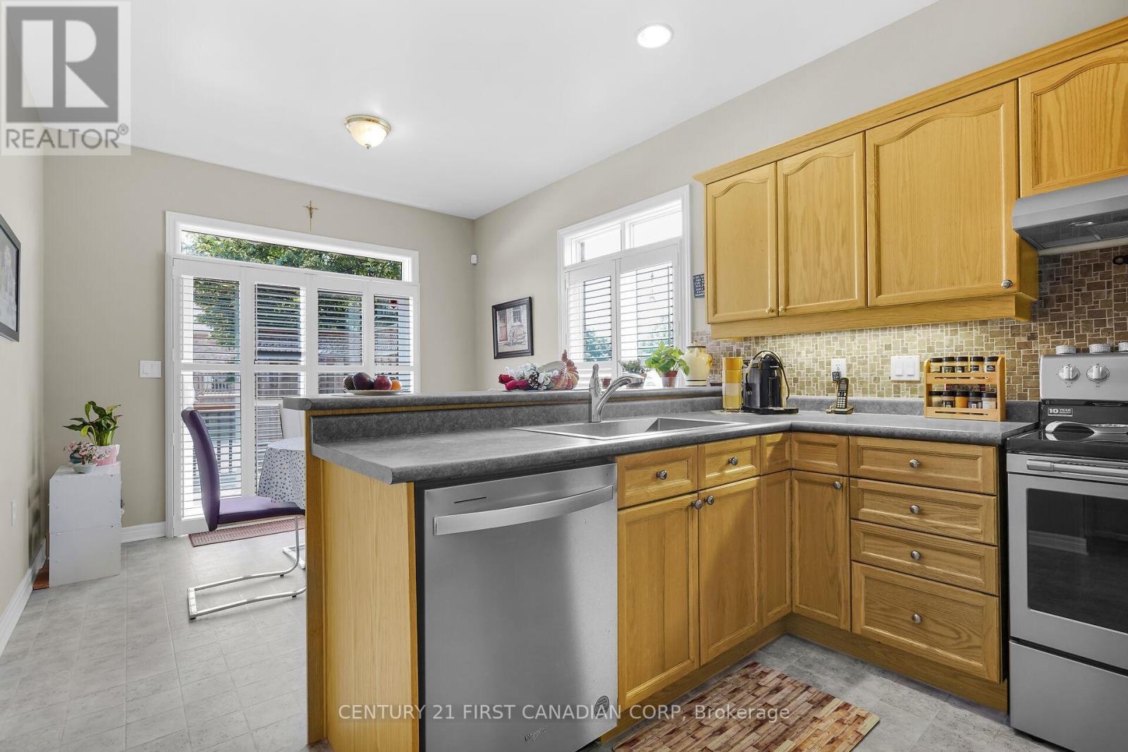 153 - 2025 Meadowgate Boulevard, London South (South U), ON - Indoor Photo Showing Kitchen