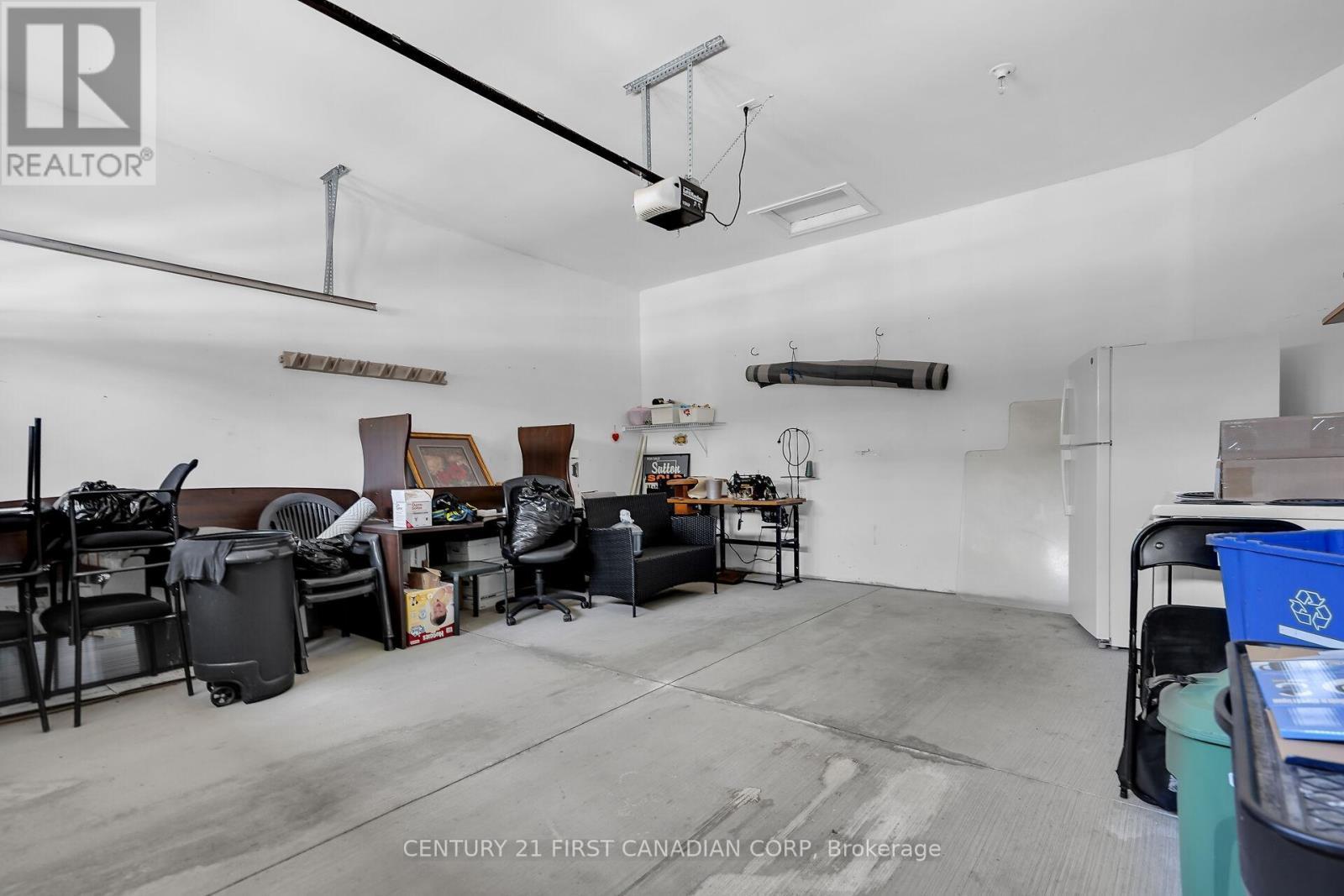 153 - 2025 Meadowgate Boulevard, London South (South U), ON - Indoor Photo Showing Garage