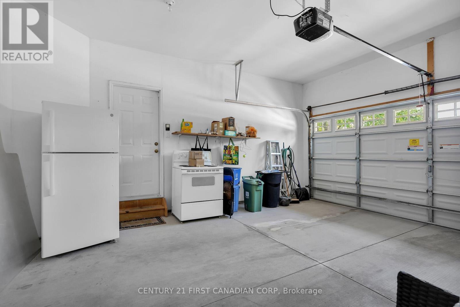 153 - 2025 Meadowgate Boulevard, London South (South U), ON - Indoor Photo Showing Garage