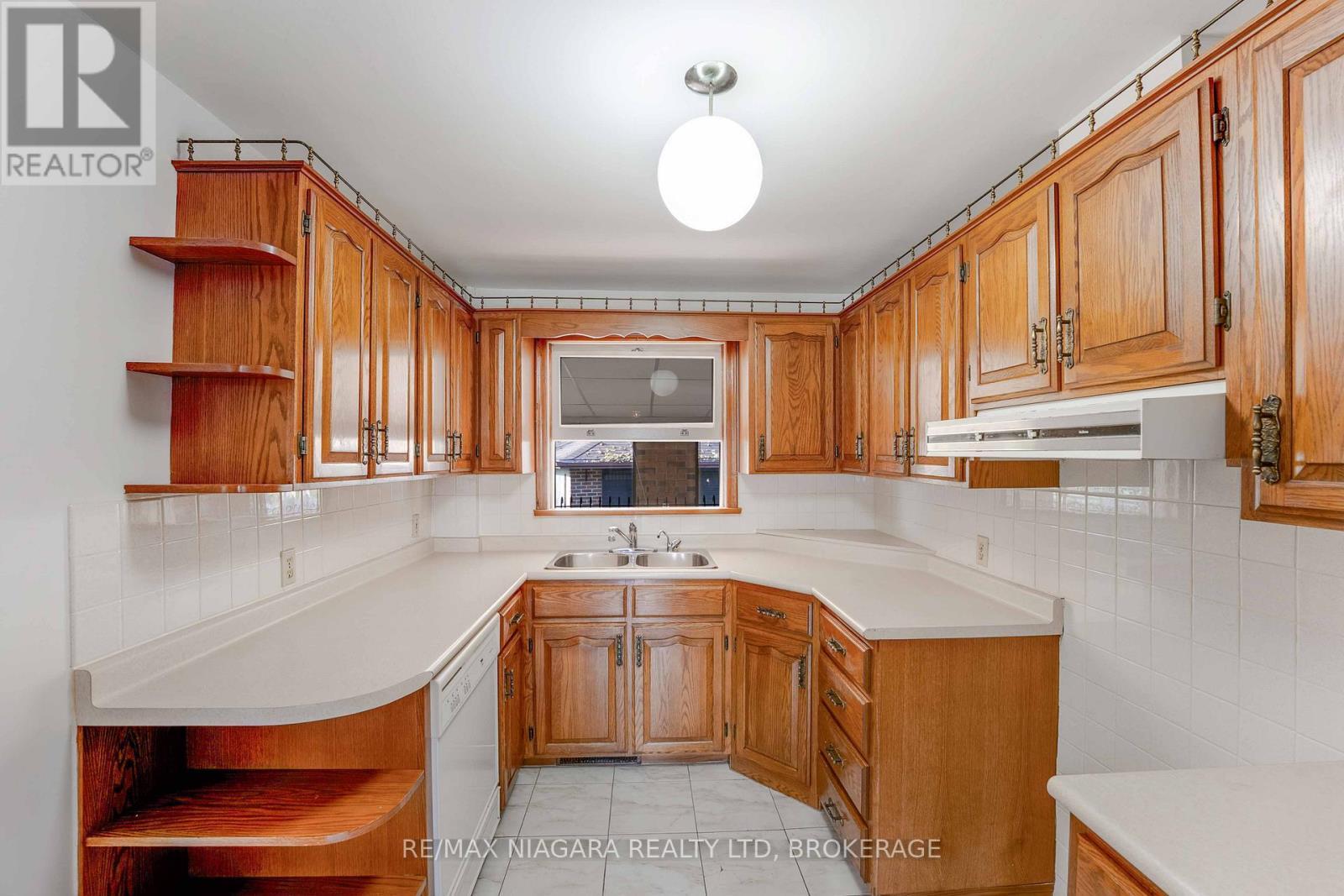 127 Louth Street, St. Catharines (Rykert/Vansickle), ON - Indoor Photo Showing Kitchen With Double Sink