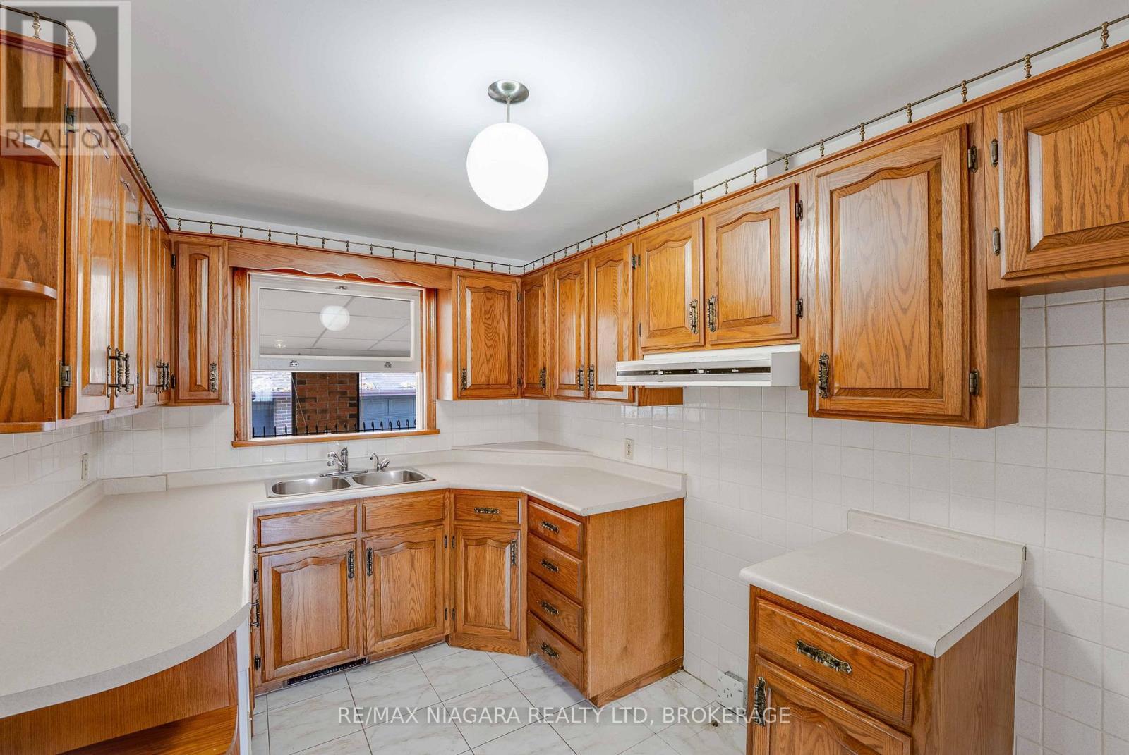 127 Louth Street, St. Catharines (Rykert/Vansickle), ON - Indoor Photo Showing Kitchen With Double Sink
