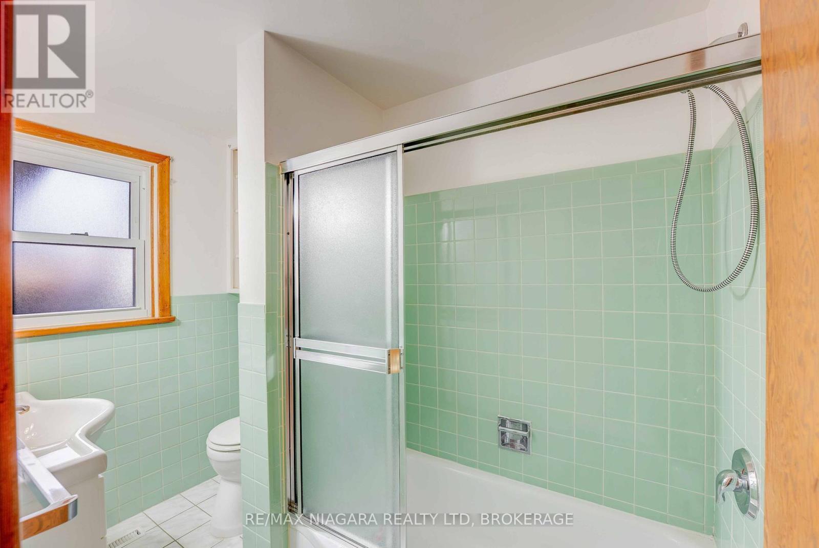 127 Louth Street, St. Catharines (Rykert/Vansickle), ON - Indoor Photo Showing Bathroom