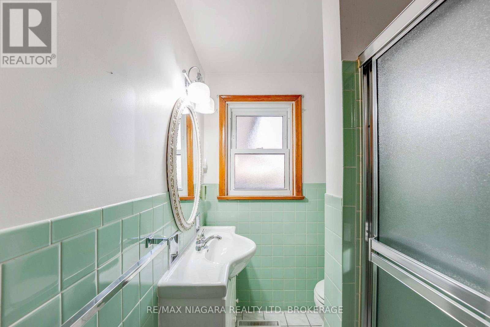 127 Louth Street, St. Catharines (Rykert/Vansickle), ON - Indoor Photo Showing Bathroom