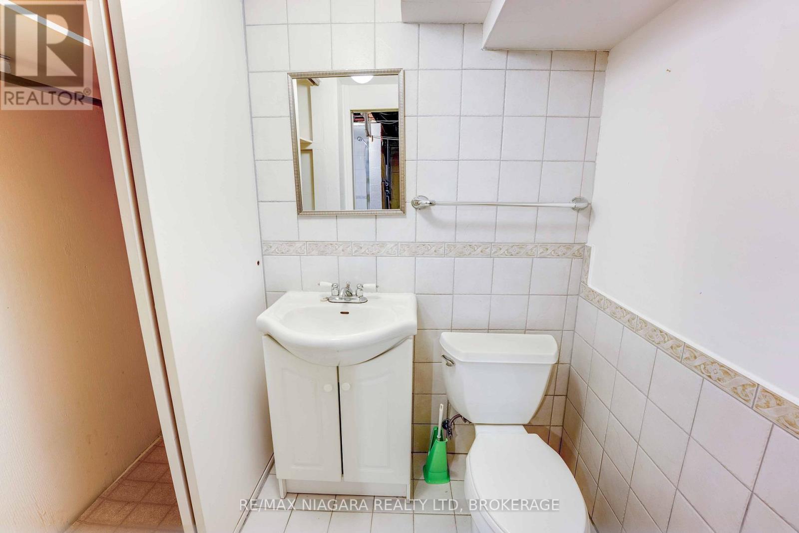 127 Louth Street, St. Catharines (Rykert/Vansickle), ON - Indoor Photo Showing Bathroom