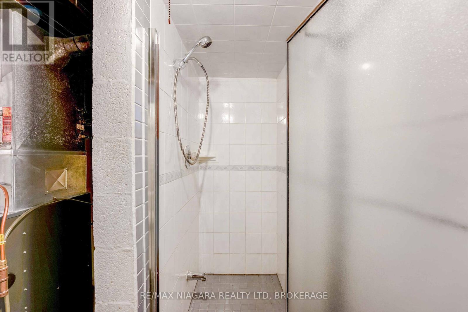 127 Louth Street, St. Catharines (Rykert/Vansickle), ON - Indoor Photo Showing Bathroom