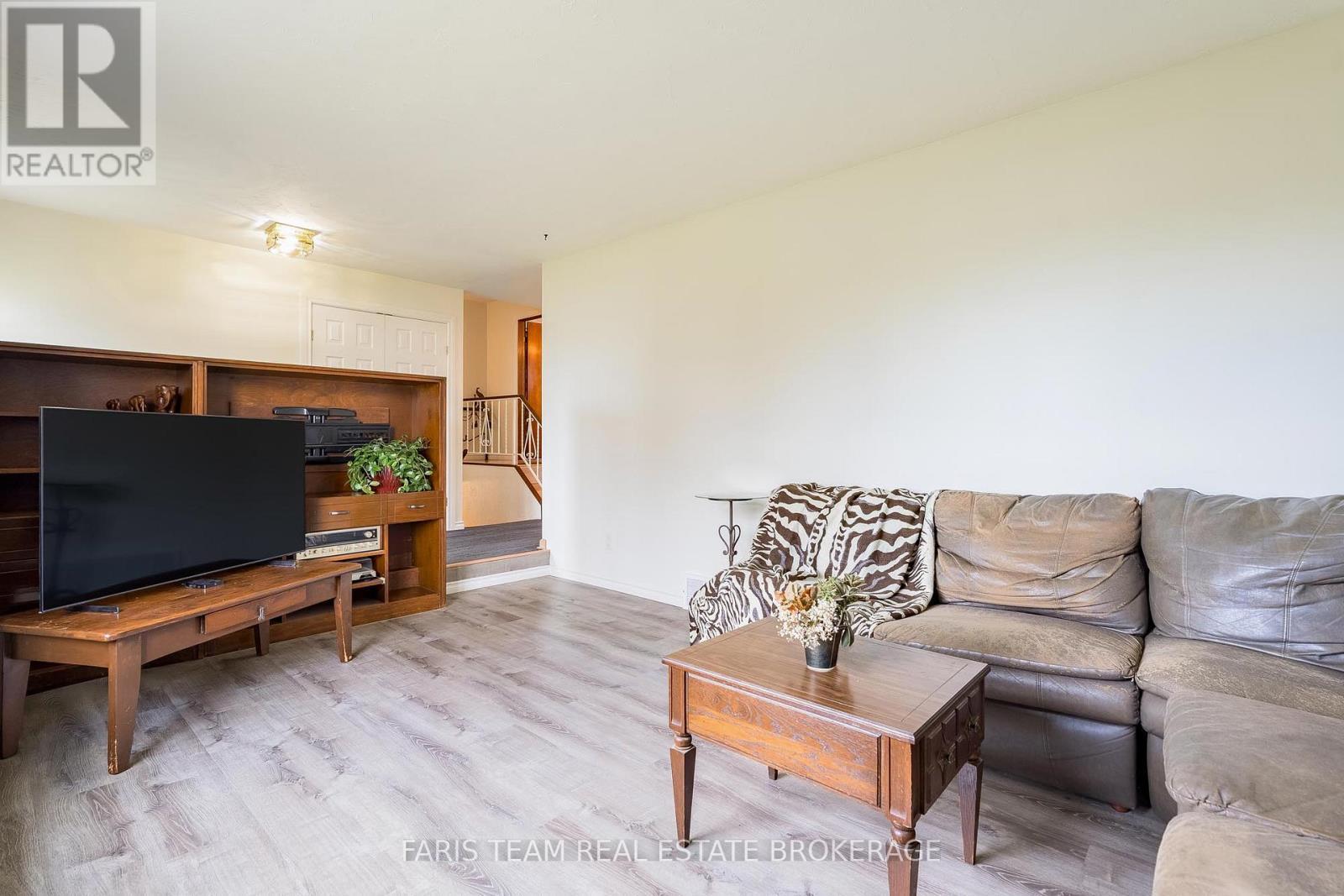 807 Cook Street, Innisfil, ON - Indoor Photo Showing Living Room