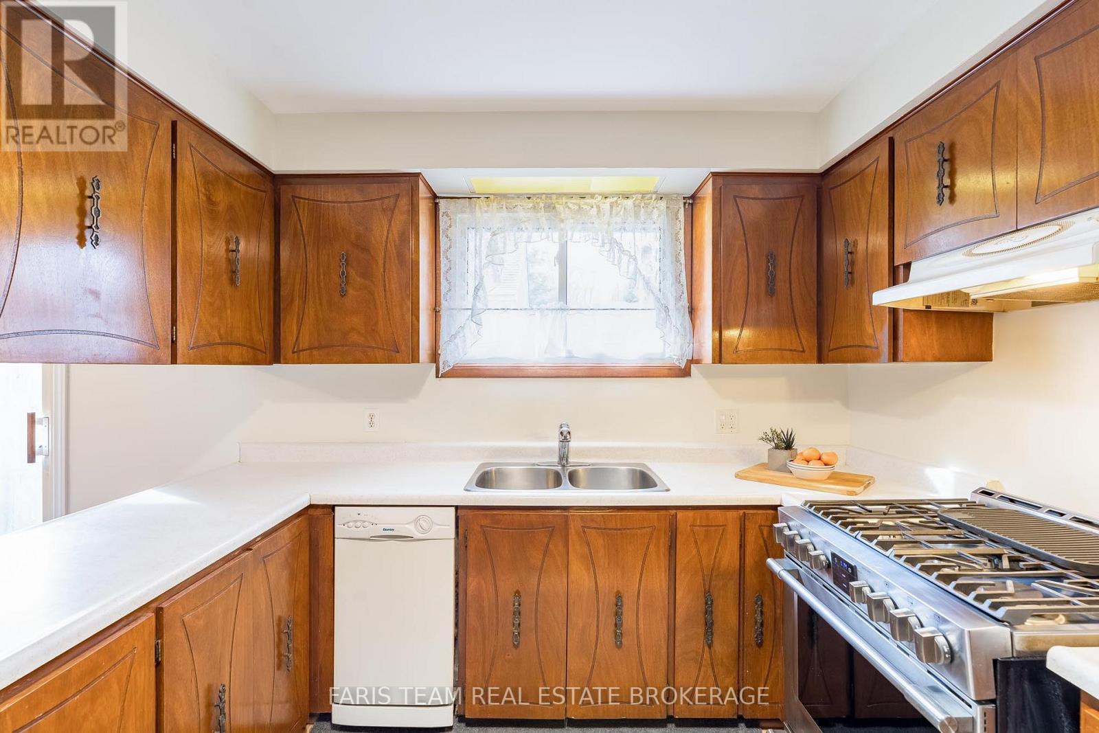 807 Cook Street, Innisfil, ON - Indoor Photo Showing Kitchen With Double Sink