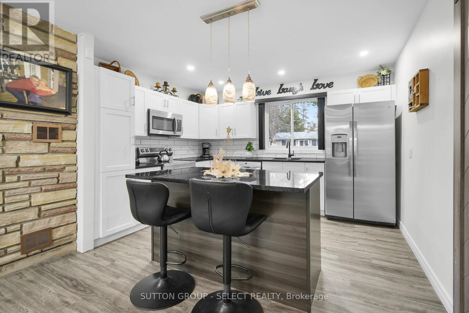 21069 Riverview Drive, Thames Centre, ON - Indoor Photo Showing Kitchen With Upgraded Kitchen