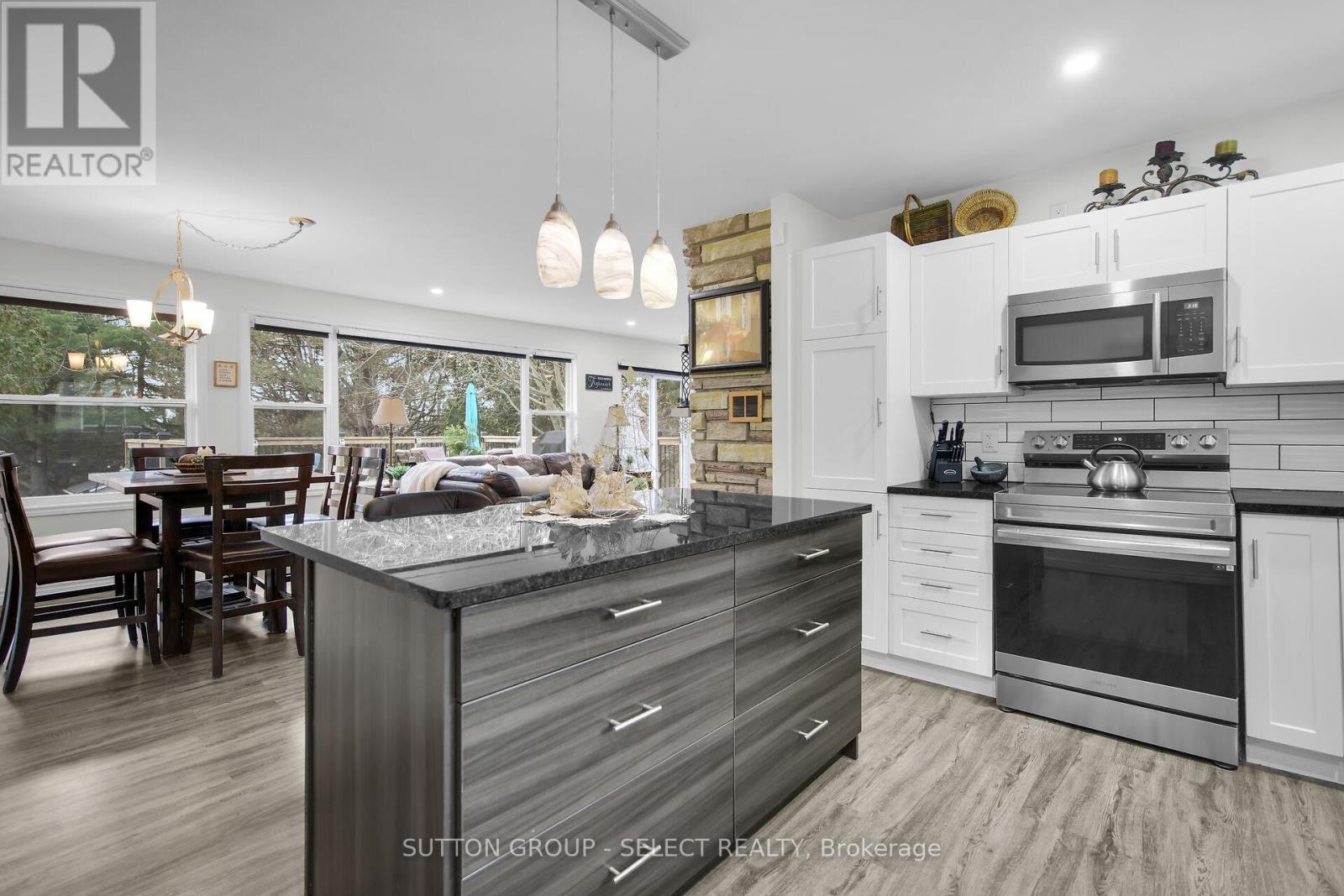 21069 Riverview Drive, Thames Centre, ON - Indoor Photo Showing Kitchen