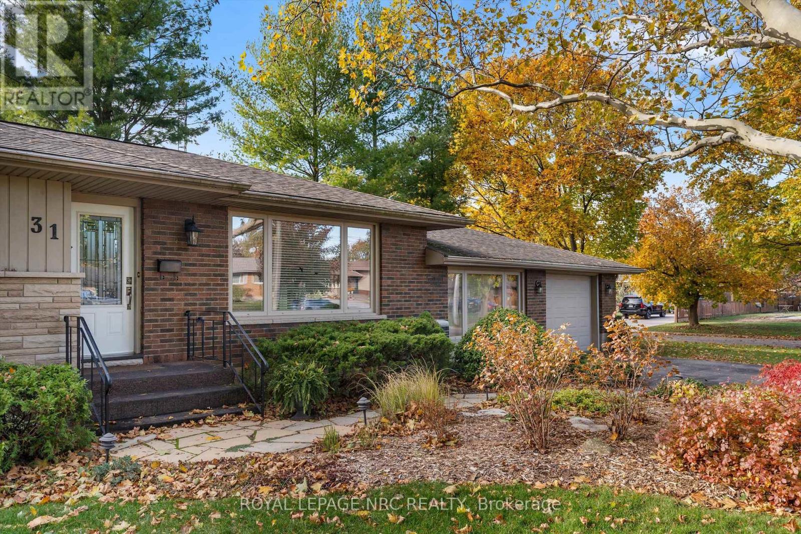 Extensive landscaping - 31 St Lawrence Drive, St. Catharines (Bunting/Linwell), ON - Outdoor