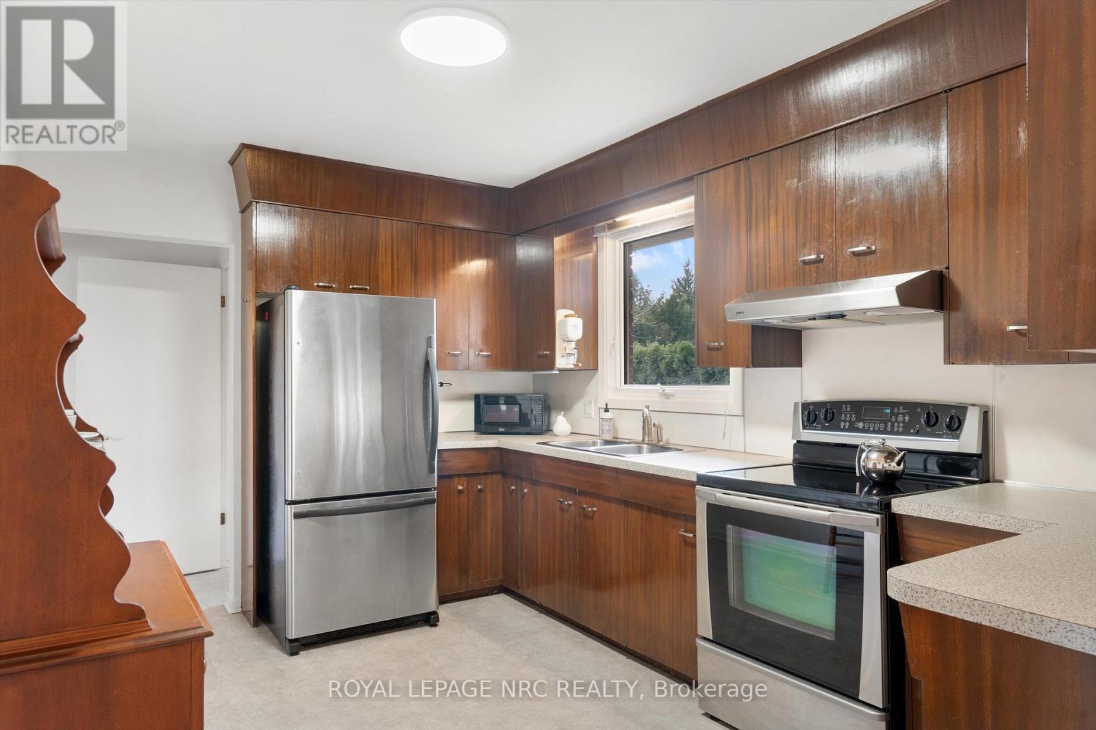 Stainless steel appliances. - 31 St Lawrence Drive, St. Catharines (Bunting/Linwell), ON - Indoor Photo Showing Kitchen With Double Sink