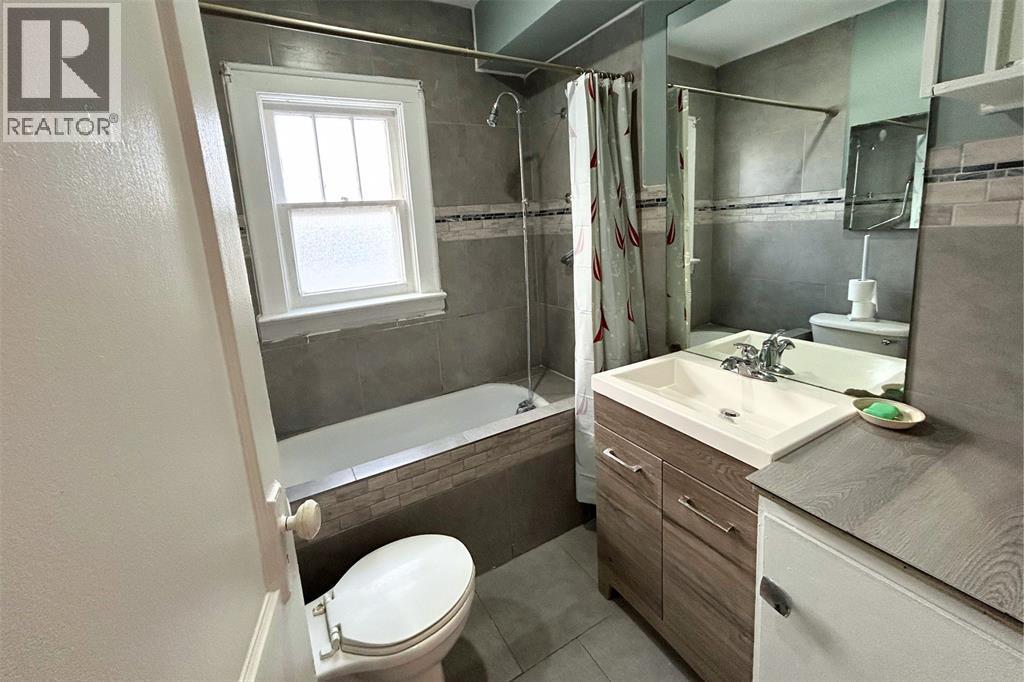 483 East Street North Unit# A, Sarnia, ON - Indoor Photo Showing Bathroom